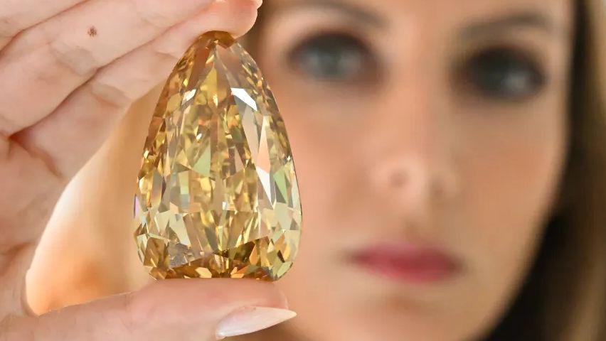 Největší „bezvadný“ diamant na světě skončil v odpadu. Teď jde do dražby